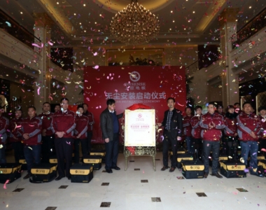 資深地板專(zhuān)家王軍老師為上臣與塵霸無(wú)塵鋸合作開(kāi)啟無(wú)塵安裝儀式